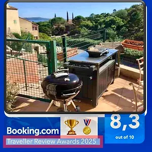 Vue Au Loin Maisonnette équipée Pour 4 Personnes Avec Piscine Clim Wifi Vélos Tv Barbecues Cavalaire-sur-Mer